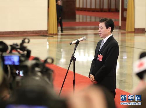 　　3月5日，第十三届全国人民代表大会第二次会议在北京人民大会堂开幕。这是商务部部长钟山在“部长通道”接受采访。 新华社记者 金立旺 摄