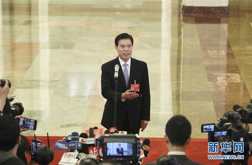　　3月5日，第十三届全国人民代表大会第二次会议在北京人民大会堂开幕。这是商务部部长钟山在“部长通道”接受采访。 新华社记者 殷刚 摄