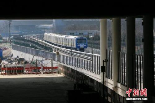 资料图为地铁13号线列车从京张高铁清河站经过。<a target='_blank' href='http://www.chinanews.com/'>中新社</a>记者 贾天勇 摄