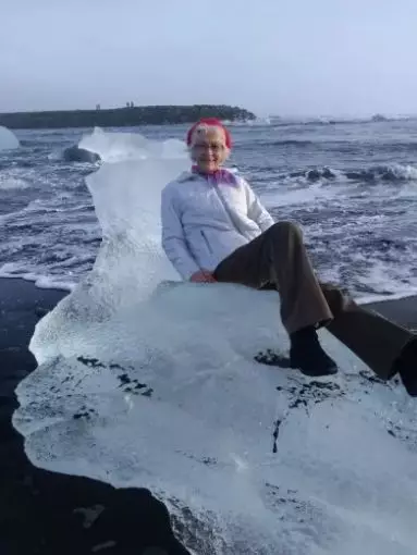 老奶奶为拍张照片坐上海边冰座 结果被漂走了