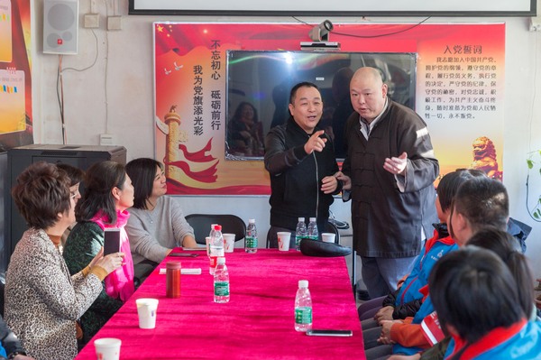 图五：王玥波和付强两位委员为社区基层工作者表演相声节目
