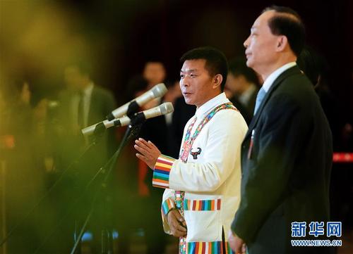3月8日，十三届全国人大二次会议在北京人民大会堂举行第二次全体会议。这是全国人大代表马正山（左）在“代表通道”回答记者提问。新华社记者 王毓国 摄