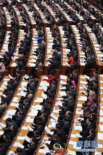 3月8日，十三届全国人大二次会议在北京人民大会堂举行第二次全体会议。这是全国人大代表在认真听会。新华社记者 丁林 摄1