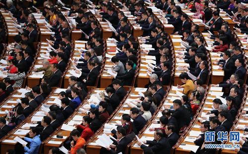 3月8日，十三届全国人大二次会议在北京人民大会堂举行第二次全体会议。这是全国人大代表在认真听会。新华社记者 丁林 摄v