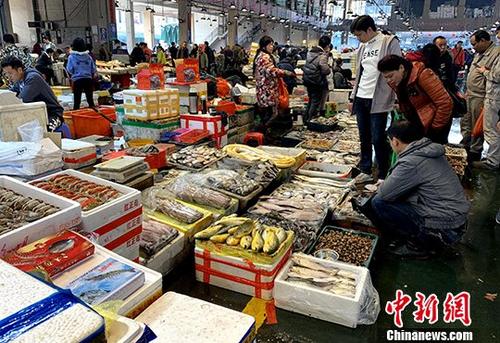 资料图为福州市民春节期间在市场购买海鲜年货。<a target='_blank' href='http://www.chinanews.com/'>中新社</a>记者 王东明 摄