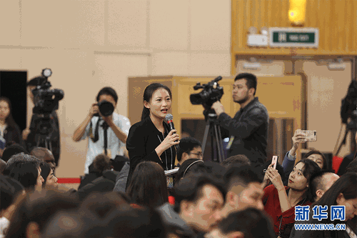 图为香港商报记者提问。新华网 中国政府网 刘厦 摄