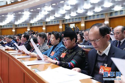 　　3月13日，中国人民政治协商会议第十三届全国委员会第二次会议在北京人民大会堂举行闭幕会。这是委员们在认真听会。新华社记者 王晔 摄