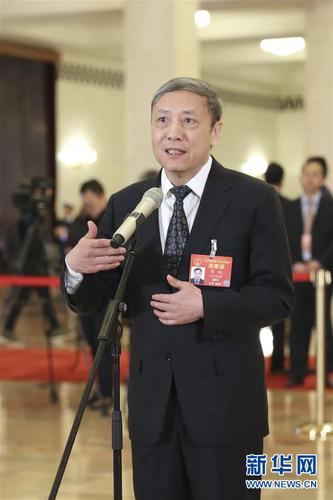 　　3月15日，十三届全国人大二次会议在北京人民大会堂举行闭幕会。这是全国人大代表蔡昉在“代表通道”接受采访。 新华社记者殷刚摄