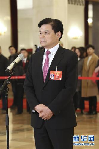 　　3月15日，十三届全国人大二次会议在北京人民大会堂举行闭幕会。这是全国人大代表崔根良在“代表通道”接受采访。 新华社记者殷刚摄