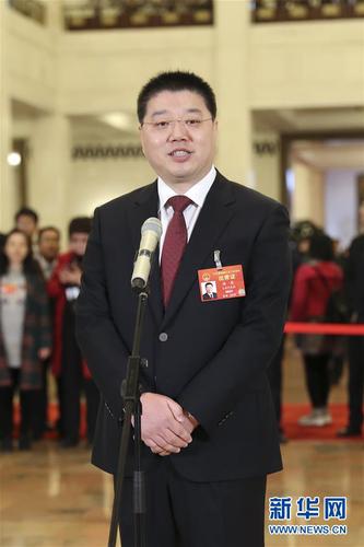 　　3月15日，十三届全国人大二次会议在北京人民大会堂举行闭幕会。这是全国人大代表汤亮在“代表通道”接受采访。 新华社记者殷刚摄