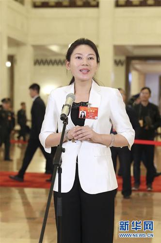　　3月15日，十三届全国人大二次会议在北京人民大会堂举行闭幕会。这是全国人大代表王欣会在“代表通道”接受采访。 新华社记者殷刚摄