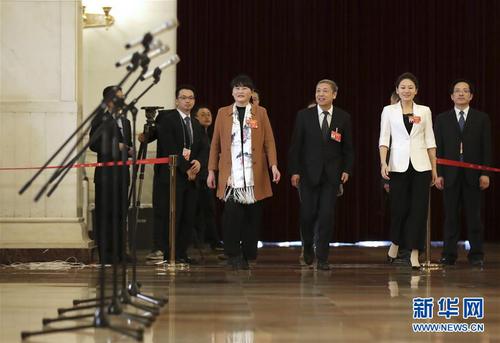 　　3月15日，十三届全国人大二次会议在北京人民大会堂举行闭幕会。这是全国人大代表支月英、蔡昉、王欣会（从左至右）步入“代表通道”，准备接受采访。 新华社记者金立旺摄