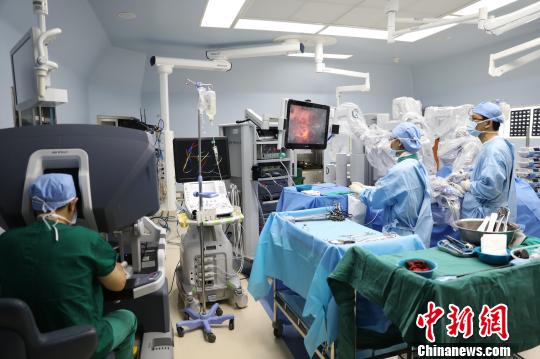 外科医生助手、麻醉师、护士等进行辅助操作 杨森 摄