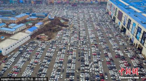 资料图：航拍长春某商场停车场，上万停车位爆满。 图片来源：SipaPhoto 版权作品 请勿转载