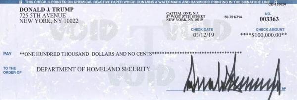 特朗普晒10万美元捐款支票 怼媒体:你们做了什么?