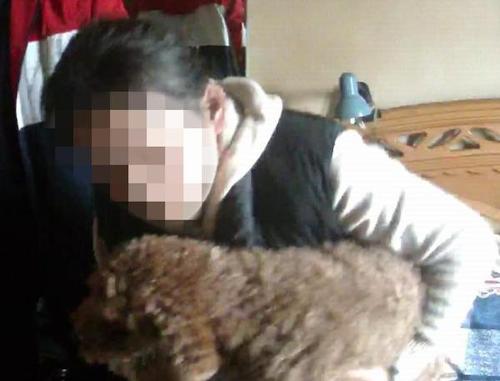 涉毒女嫌犯藏身衣柜躲避抓捕 被养9年的宠物犬指认