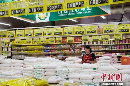 8月14日，山西太原，民众正在购买生活用品。当日，中国国家统计局发布消息，2017年7月份，中国社会消费品零售总额29610亿元，同比名义增长10.4%。<a target='_blank' href='http://www.chinanews.com/'>中新社</a>记者 张云 摄