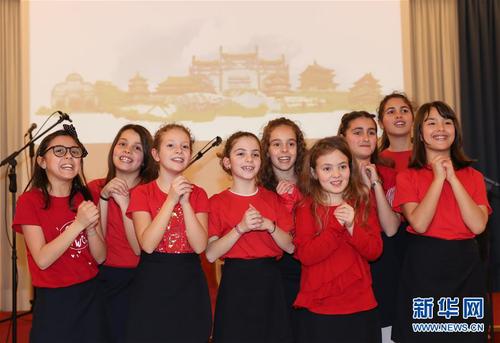 这是2019年2月8日，在意大利拉齐奥的古镇蒂沃利，蒂沃利国立住读学校的学生们在中国春节庆祝活动上给大家拜年。 新华社记者 程婷婷 摄