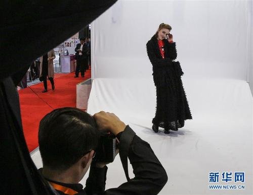 这是2018年11月9日，在中国上海的首届中国国际进口博览会上，模特展示意大利时装。 新华社记者 张玉薇 摄