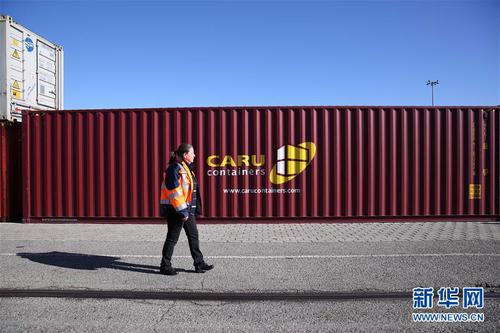 这是2019年3月5日，装载有中国商品的集装箱从中国武汉发出后，经由中欧班列运输抵达法国里昂。 新华社记者 唐霁 摄