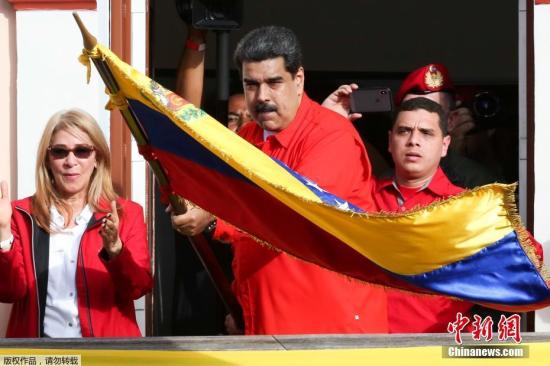 资料图：当地时间1月23日下午，委内瑞拉总统马杜罗宣布与美国断交，并要求美使馆人员72小时内离开委内瑞拉。据外媒报道，23日，委内瑞拉反对党派在首都加拉加斯发起大规模游行，反对党领袖、委内瑞拉议会主席瓜伊多宣称为该国“临时总统”，随即美国总统特朗普以及拉美多国领导人表示承认，引发马杜罗强烈不满。图为当地时间1月23日，委内瑞拉总统马杜罗在首都加拉加斯参加集会并发表讲话。