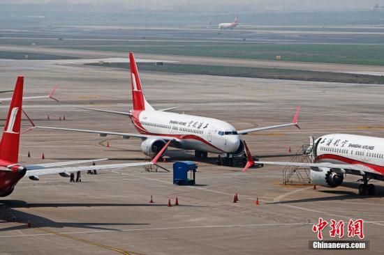 资料图：3月17日，上海航空公司的9架波音737MAX机型飞机停在虹桥国际机场停机坪上，工作人员正在对飞机进行检查。据路透社报道，波音公司计划将在未来一周到10天内发布波音737MAX机型相关升级软件。目前，波音737MAX机型已经在全球停飞。<a target='_blank' href='http://www.chinanews.com/'>中新社</a>记者 殷立勤 摄