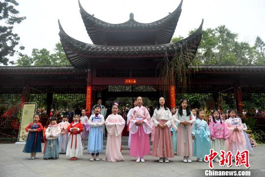 己亥年花朝节传统节俗文化活动今年吸引了更多身着汉服的孩童参与。　吕明 摄