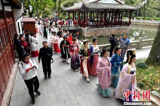 参加己亥年花朝节传统节俗文化活动的福建汉服少女正在游园。　吕明 摄