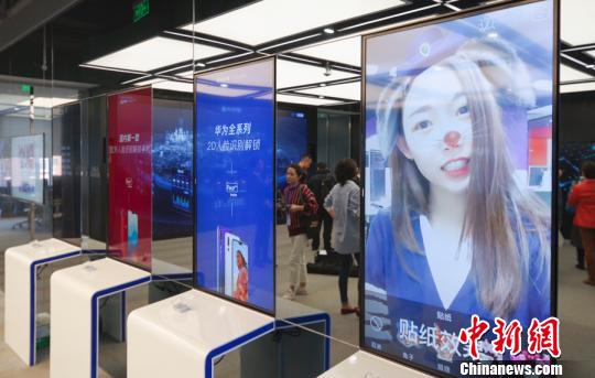 北京旷视科技推出的智能零售服务，可根据消费者的购物习惯，优化货物摆放位置，让购物轻松便捷。　贾天勇 摄