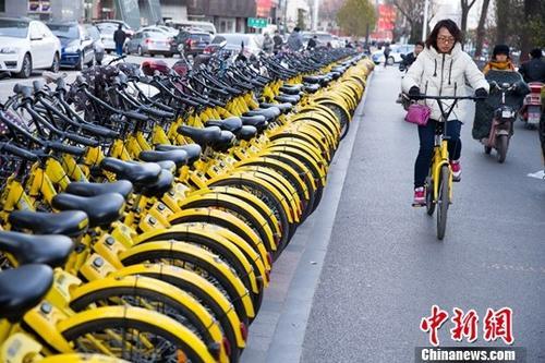 山西太原，民众正在使用共享单车。<a target='_blank' href='http://www.chinanews.com/'>中新社</a>记者 张云 摄