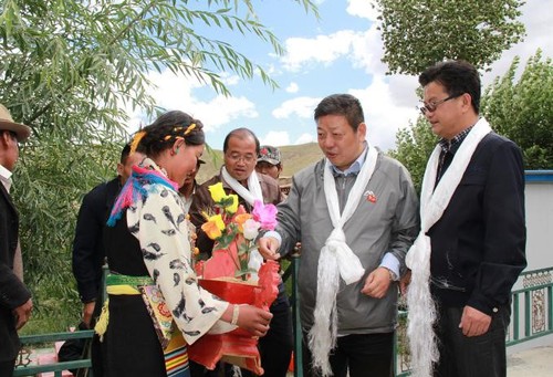 集团公司党委副书记、董事、总经理刘冰(右二）看望慰问驻村工作队员