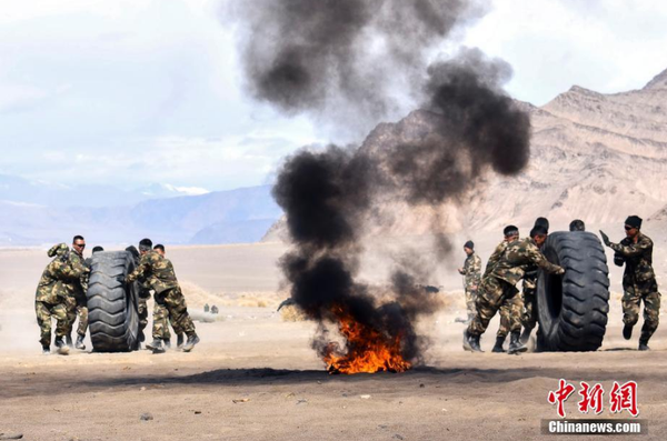 近日，驻守在新疆喀什地区的武警新疆总队某机动支队官兵在高原高寒环境和复杂地域条件下组织开展为期一周的“魔鬼周”极限训练。此次极限训练重点对特战队员体能、技能、心理、意志等内容进行了训练，全面提升了特战队员在高原高寒、复杂环境下的技战术水平。文 图 柯大为 赵富亮