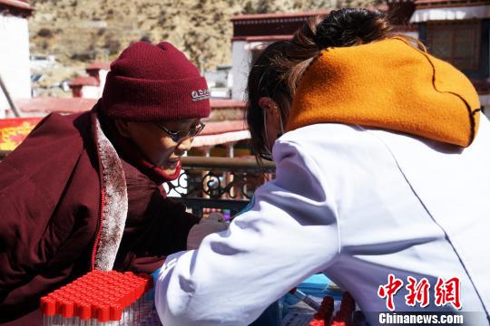 图为4月10日，来自西藏阜康(国际)健康体检中心的医生为雄色寺僧尼检查身体。　张伟 摄