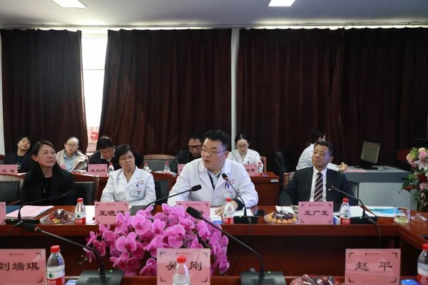 图为：北京王府中西医结合医院副院长刘丹讲述打造精品安宁病房的初衷