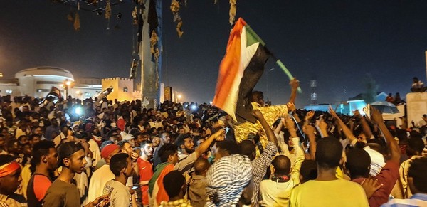 苏丹街头抗议者欢呼过渡军事委员会主席辞职