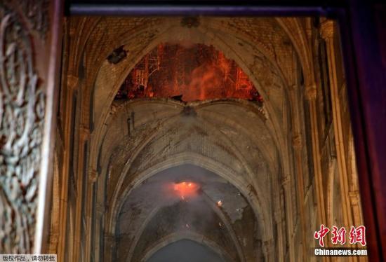当地时间4月15日，法国巴黎圣母院大教堂内部继续燃烧着火焰和烟雾。据外媒报道，大教堂的一位发言人称，支撑教堂屋顶的木结构被火焰摧毁。当日，一场大火席卷巴黎市中心著名的巴黎圣母院大教堂的屋顶。据悉，教堂标志性的尖塔已被烧塌。