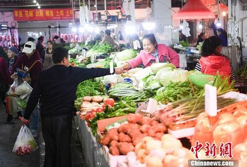 资料图：重庆一农贸市场内菜商正在忙碌卖菜。<a target='_blank' href='http://www.chinanews.com/'>中新社</a>记者 陈超 摄