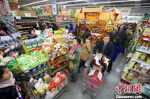 资料图：民众在超市购买生活用品。<a target='_blank' href='http://www.chinanews.com/'>中新社</a>记者 张云 摄