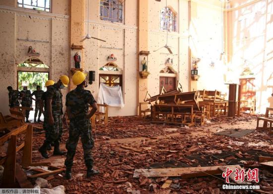 当地时间4月22日，斯里兰卡受袭教堂瓦砾遍地，满目狼藉。