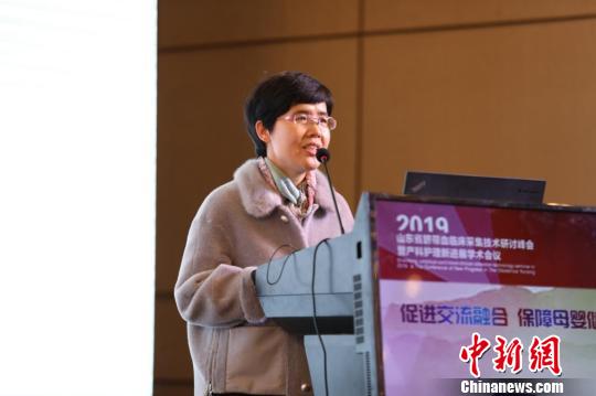 山东省千佛山医院主任王红美博士就“脐带血的临床应用”发表学术报告。　孙婷婷 摄