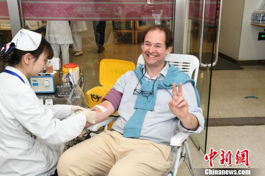 百余位外籍友人上海撸袖献血
