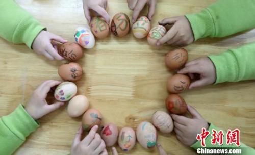 资料图：小朋友体验春分绘彩蛋、立蛋等习俗。　孟德龙 摄