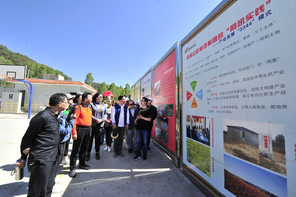 中共喜德县委宣传部副部长长刘斌向来宾介绍阿吼村发展情况