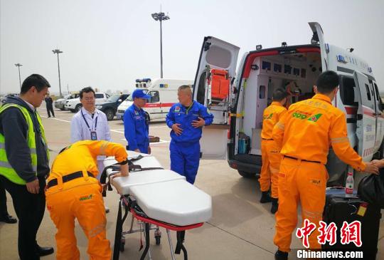 目前，患者已在北京的医院接受治疗，病情稳定，已脱离生命危险。太原市红十字救援志愿服务队供图