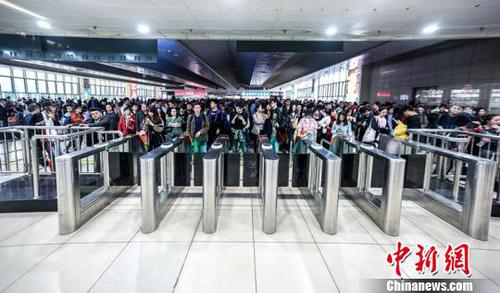 旅客在上海站候车室内有序候车。 供图