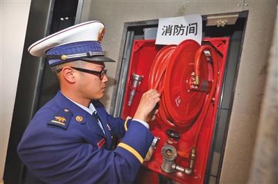 消防员在检查世园会场馆内的消防设备。新京报记者 王嘉宁 摄