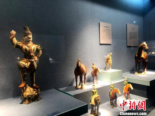 图为展出的唐三彩，从一个倒面反映了唐朝的政治、经济、文化、风俗等内容，与诗歌、绘画、建筑等共同组成了唐王朝文化的丰富旋律。　崔佳明 摄