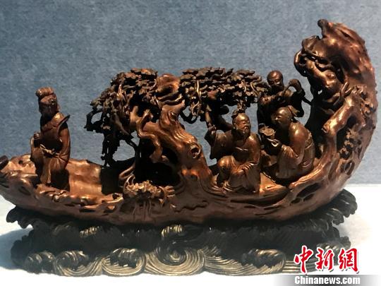图为清代竹根雕人物乘船，代表了清代扬州竹雕工艺的高水平。　崔佳明 摄