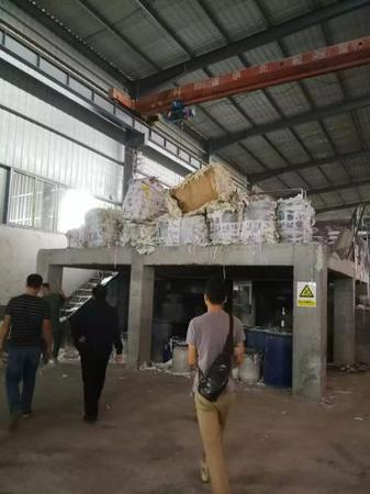 中央第四生态环境保护督察组在郴州市光明纸业检查造纸企业工艺情况。