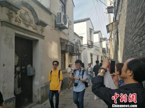 资料图：大批游客在“苏明玉家”前拍照“打卡”。　钟升 摄